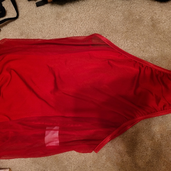 Beautiful red - Picture 3 of 5